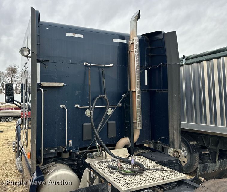 image for item NJ9291 2016 Peterbilt  579 semi truck