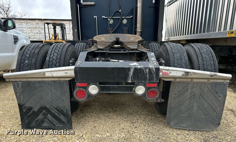 image for item NJ9291 2016 Peterbilt  579 semi truck