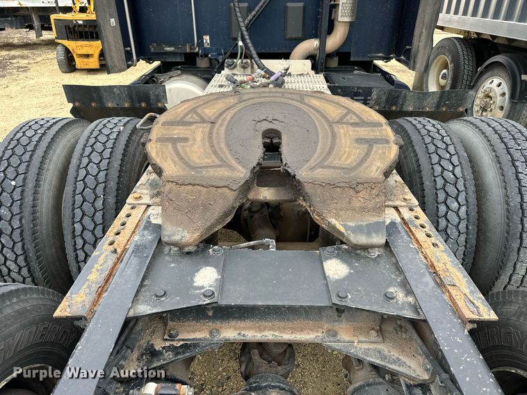 image for item NJ9291 2016 Peterbilt  579 semi truck