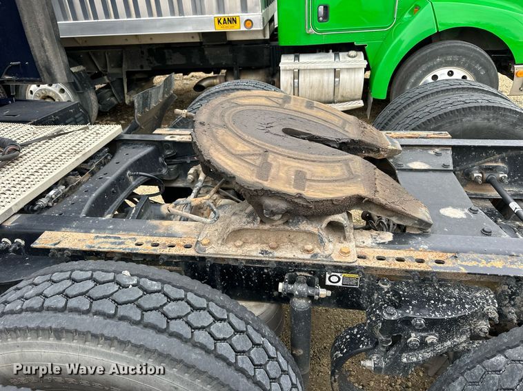 image for item NJ9291 2016 Peterbilt  579 semi truck