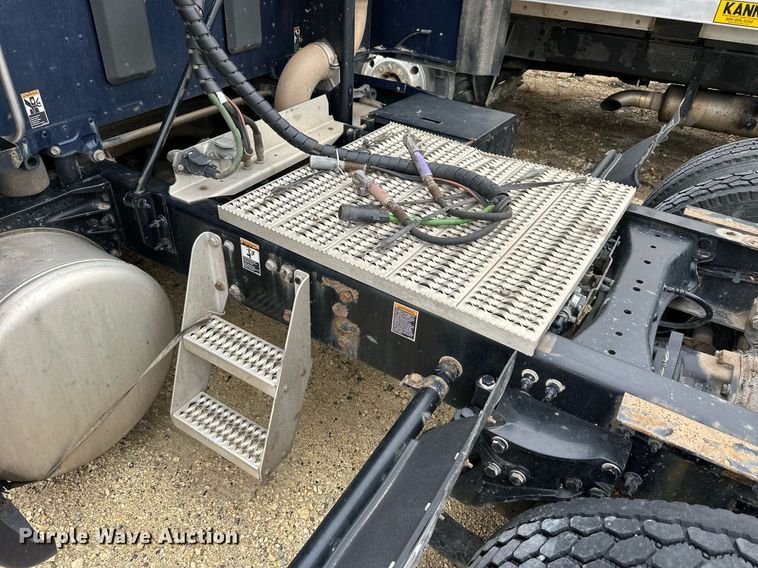 image for item NJ9291 2016 Peterbilt  579 semi truck