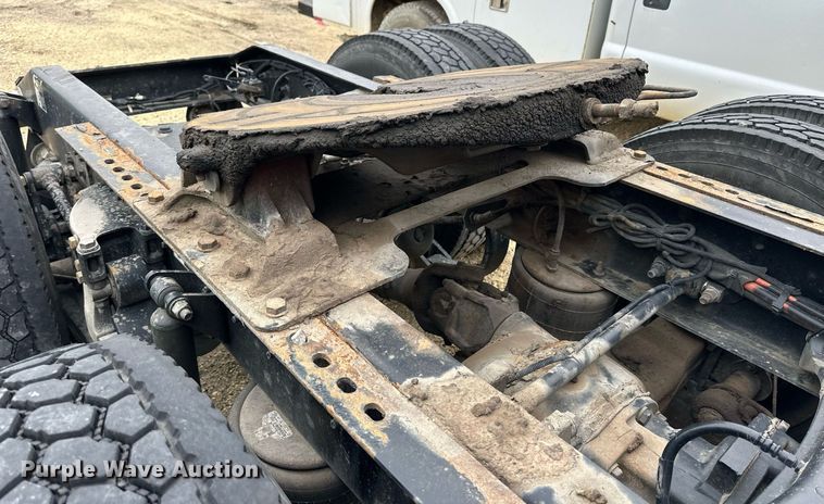 image for item NJ9291 2016 Peterbilt  579 semi truck