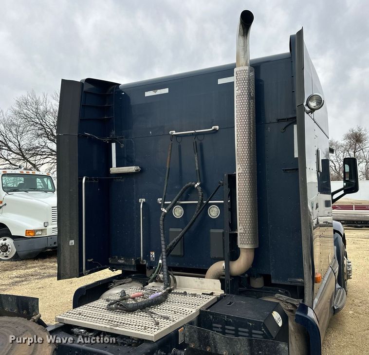 image for item NJ9291 2016 Peterbilt  579 semi truck