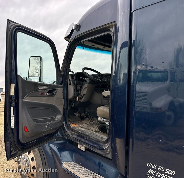 image for item NJ9291 2016 Peterbilt  579 semi truck