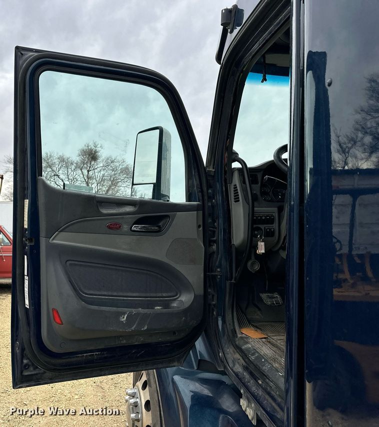 image for item NJ9291 2016 Peterbilt  579 semi truck