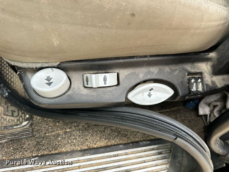 image for item NJ9291 2016 Peterbilt  579 semi truck