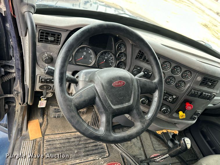 image for item NJ9291 2016 Peterbilt  579 semi truck