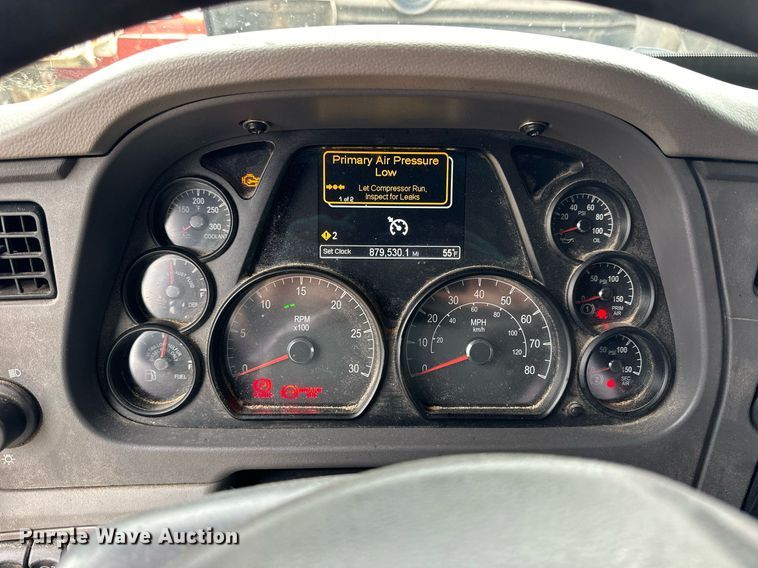 image for item NJ9291 2016 Peterbilt  579 semi truck