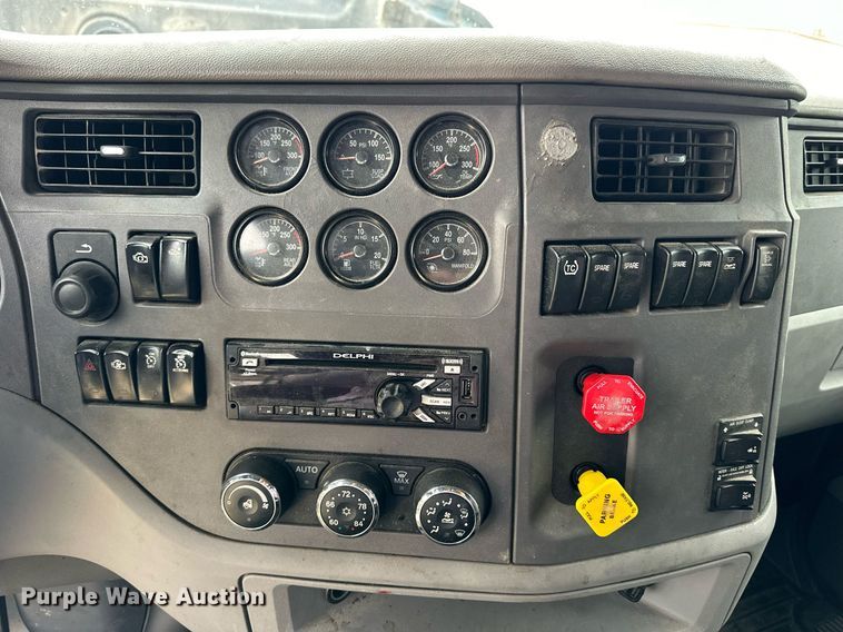 image for item NJ9291 2016 Peterbilt  579 semi truck