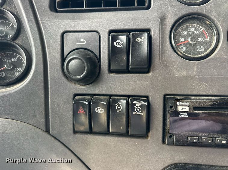 image for item NJ9291 2016 Peterbilt  579 semi truck