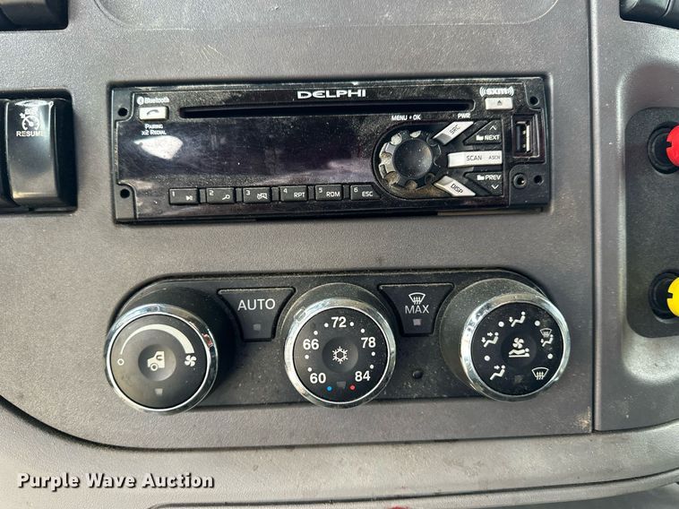 image for item NJ9291 2016 Peterbilt  579 semi truck