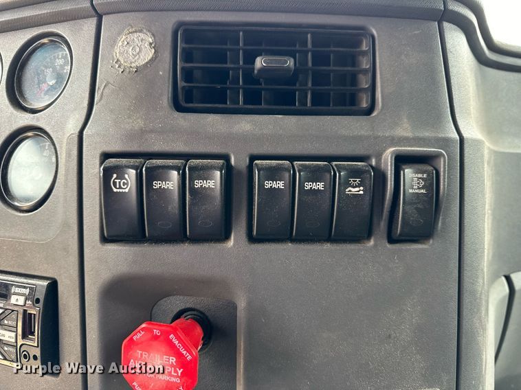 image for item NJ9291 2016 Peterbilt  579 semi truck