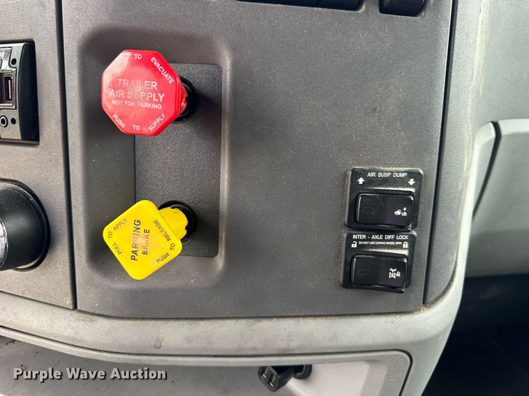 image for item NJ9291 2016 Peterbilt  579 semi truck