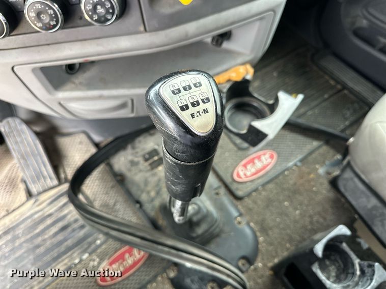 image for item NJ9291 2016 Peterbilt  579 semi truck