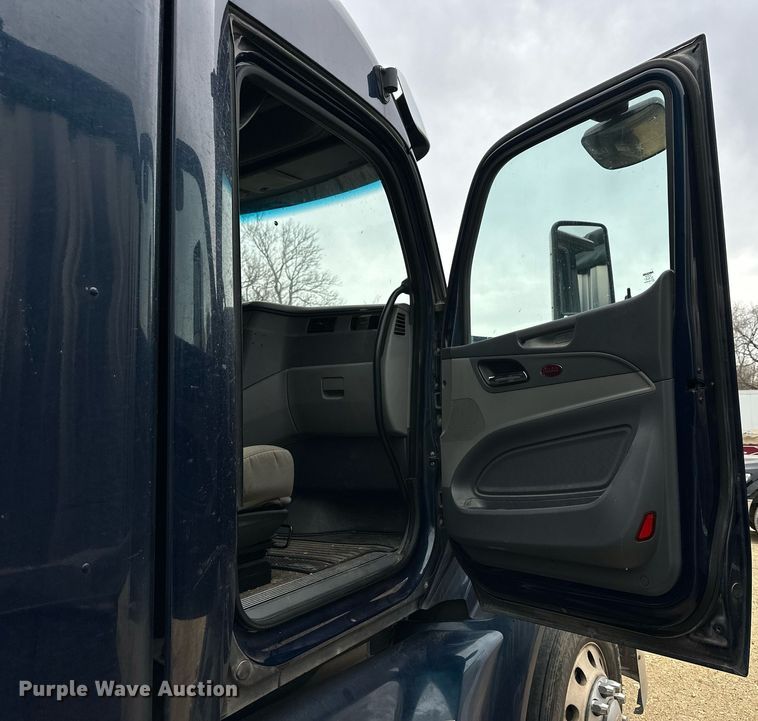 image for item NJ9291 2016 Peterbilt  579 semi truck