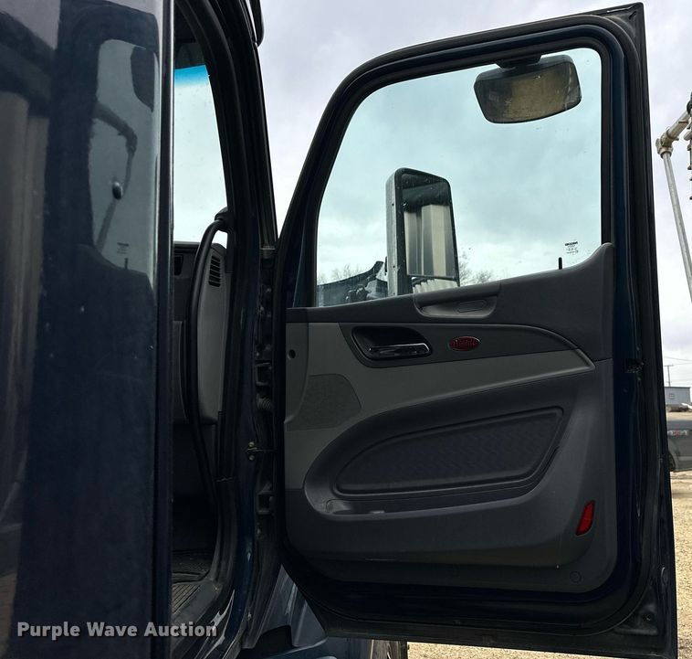 image for item NJ9291 2016 Peterbilt  579 semi truck