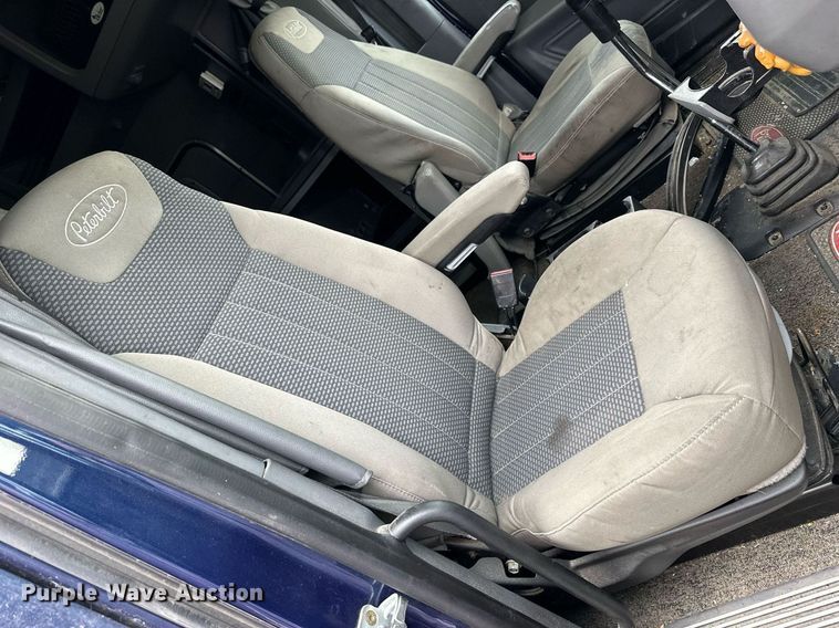 image for item NJ9291 2016 Peterbilt  579 semi truck