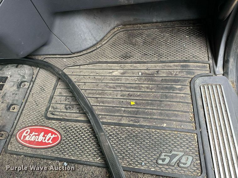 image for item NJ9291 2016 Peterbilt  579 semi truck