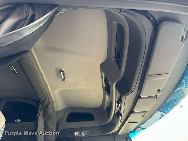 image for item NJ9291 2016 Peterbilt  579 semi truck