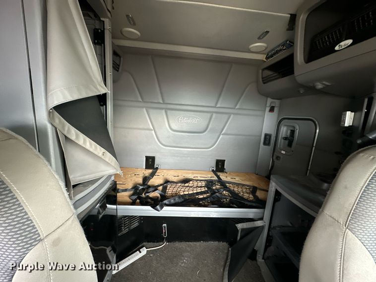 image for item NJ9291 2016 Peterbilt  579 semi truck