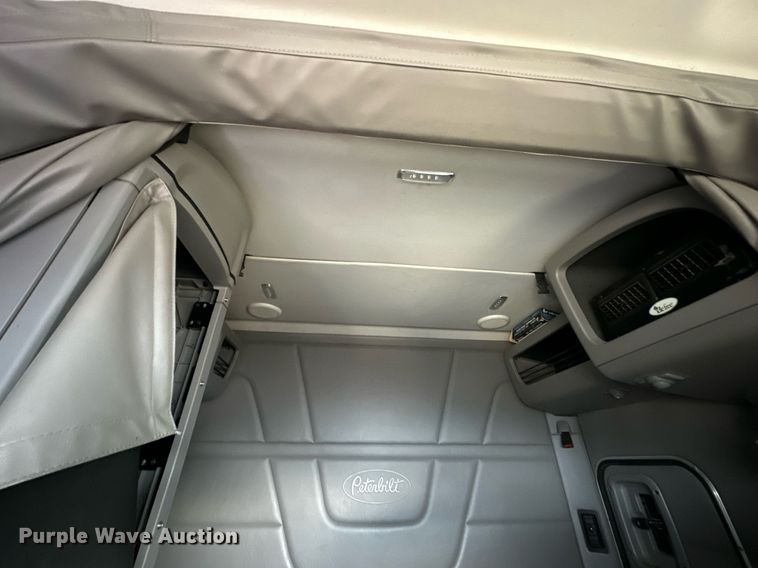 image for item NJ9291 2016 Peterbilt  579 semi truck