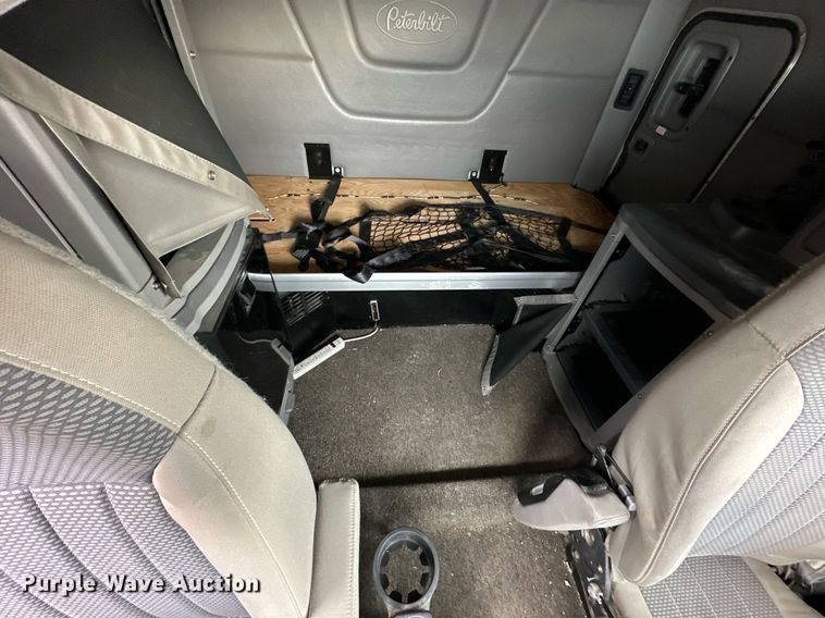 image for item NJ9291 2016 Peterbilt  579 semi truck