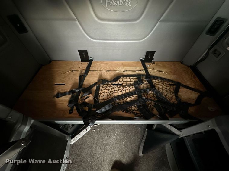 image for item NJ9291 2016 Peterbilt  579 semi truck