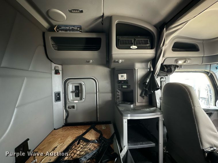 image for item NJ9291 2016 Peterbilt  579 semi truck