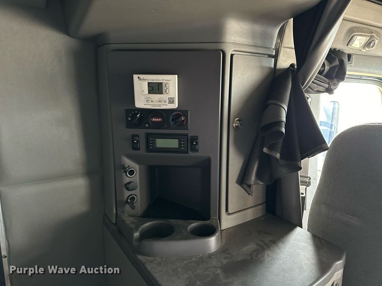 image for item NJ9291 2016 Peterbilt  579 semi truck