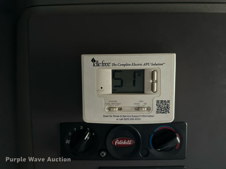 image for item NJ9291 2016 Peterbilt  579 semi truck