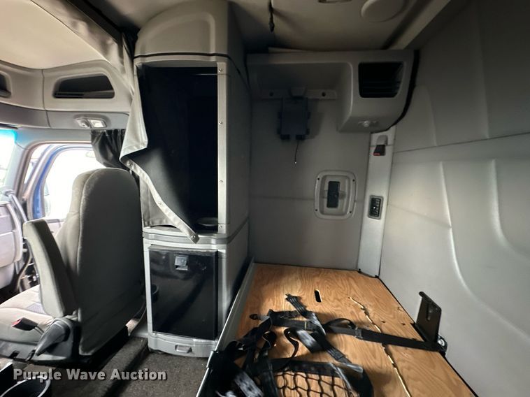 image for item NJ9291 2016 Peterbilt  579 semi truck