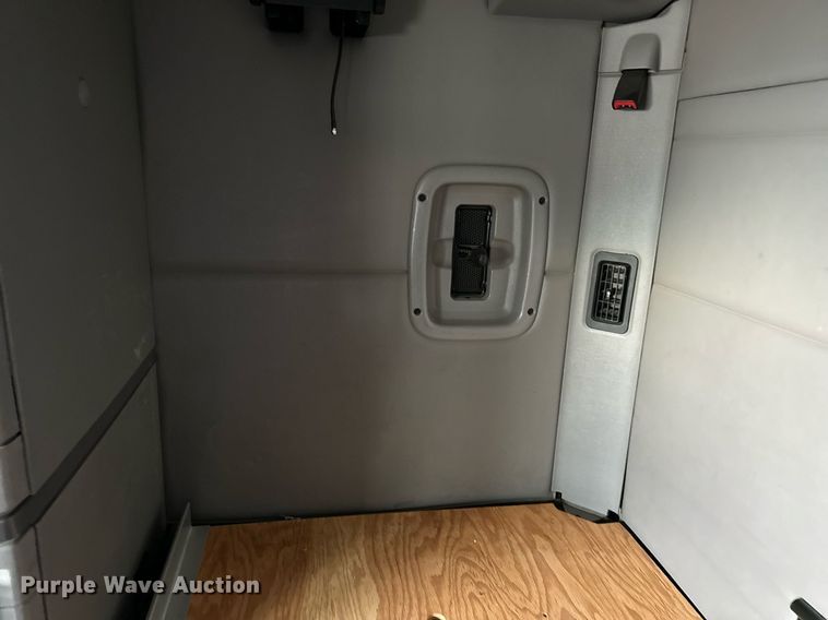 image for item NJ9291 2016 Peterbilt  579 semi truck