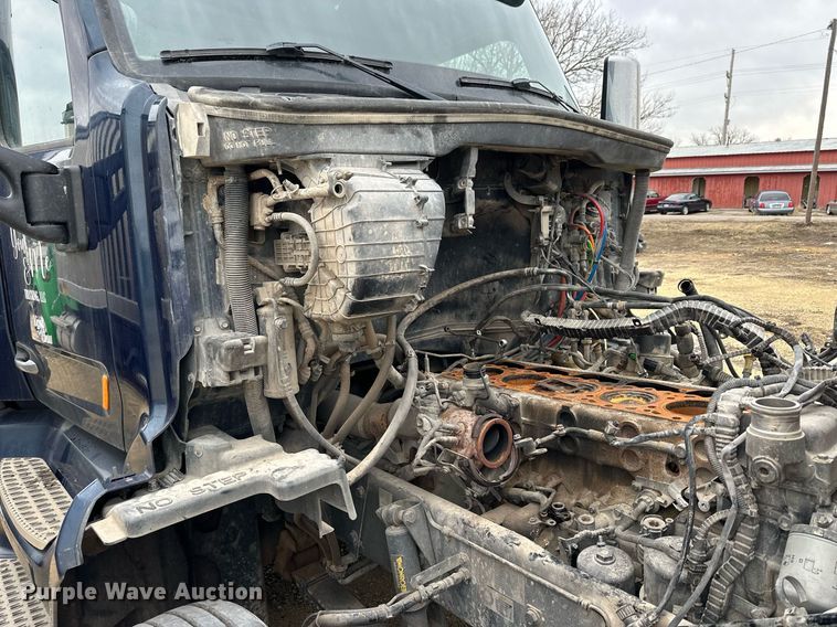 image for item NJ9291 2016 Peterbilt  579 semi truck