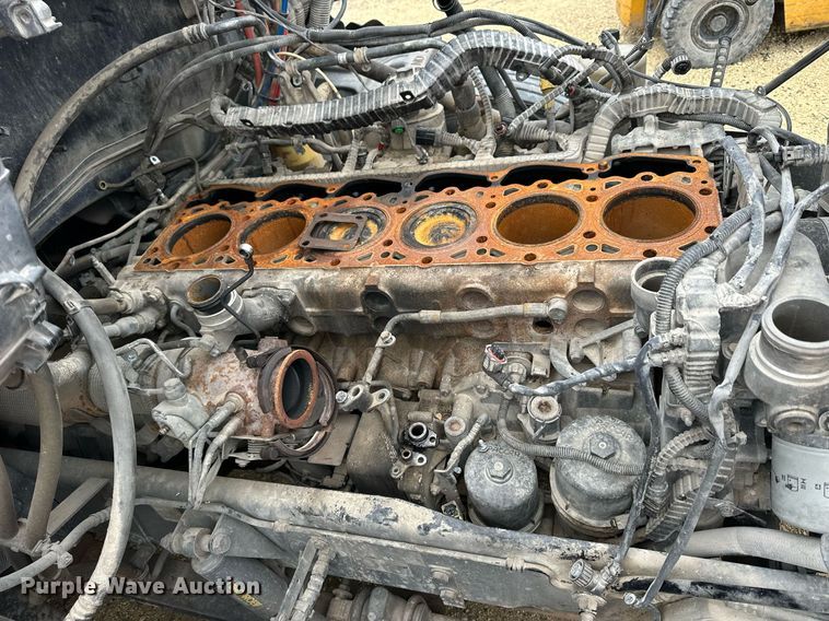 image for item NJ9291 2016 Peterbilt  579 semi truck