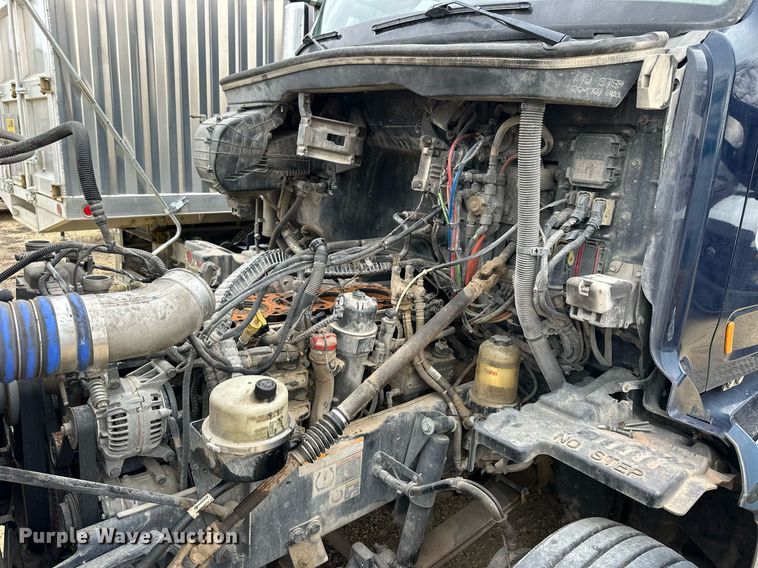 image for item NJ9291 2016 Peterbilt  579 semi truck