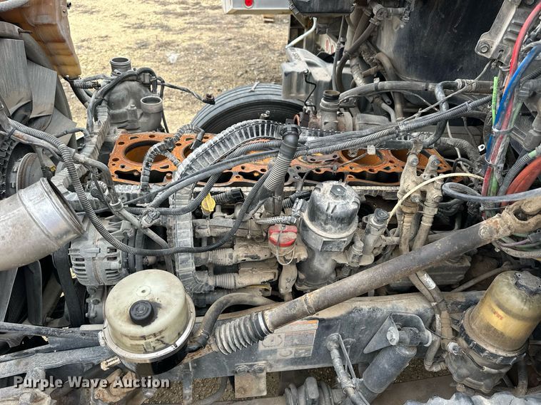 image for item NJ9291 2016 Peterbilt  579 semi truck