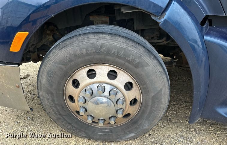 image for item NJ9291 2016 Peterbilt  579 semi truck