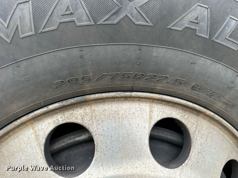 image for item NJ9291 2016 Peterbilt  579 semi truck