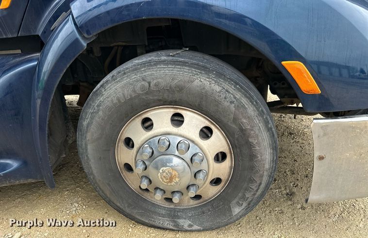 image for item NJ9291 2016 Peterbilt  579 semi truck