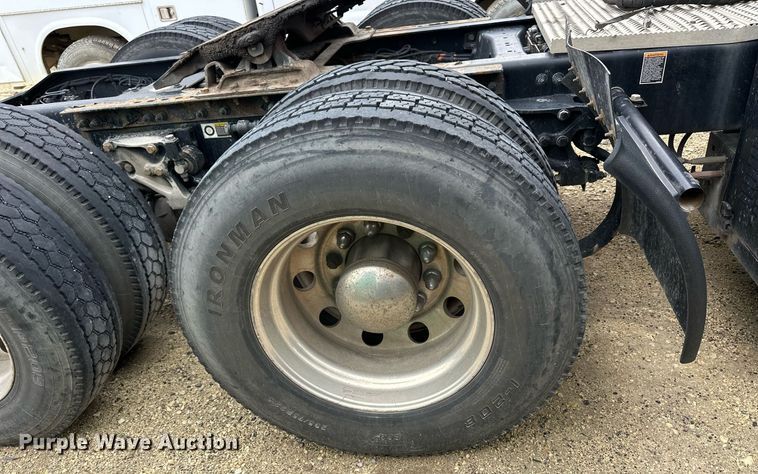 image for item NJ9291 2016 Peterbilt  579 semi truck