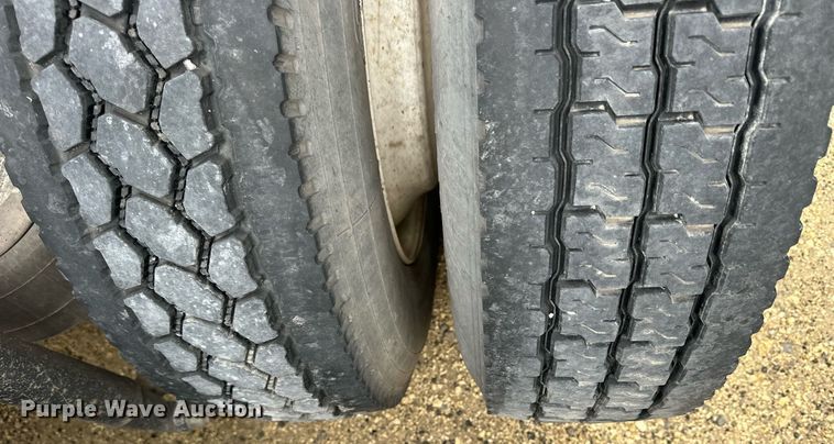 image for item NJ9291 2016 Peterbilt  579 semi truck