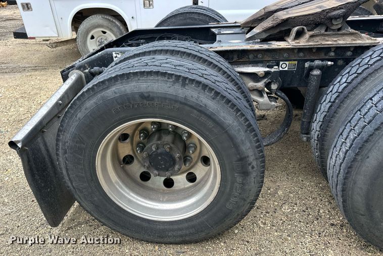 image for item NJ9291 2016 Peterbilt  579 semi truck