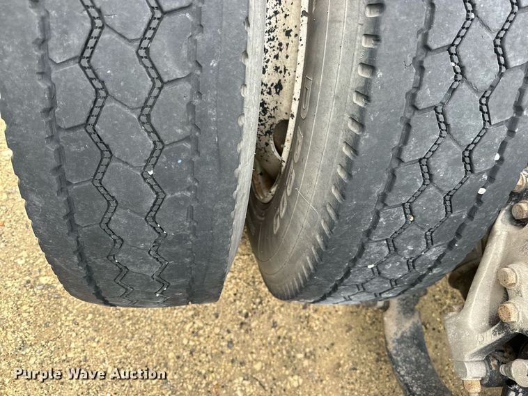 image for item NJ9291 2016 Peterbilt  579 semi truck