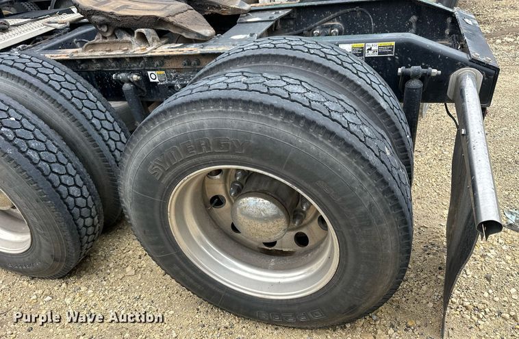 image for item NJ9291 2016 Peterbilt  579 semi truck