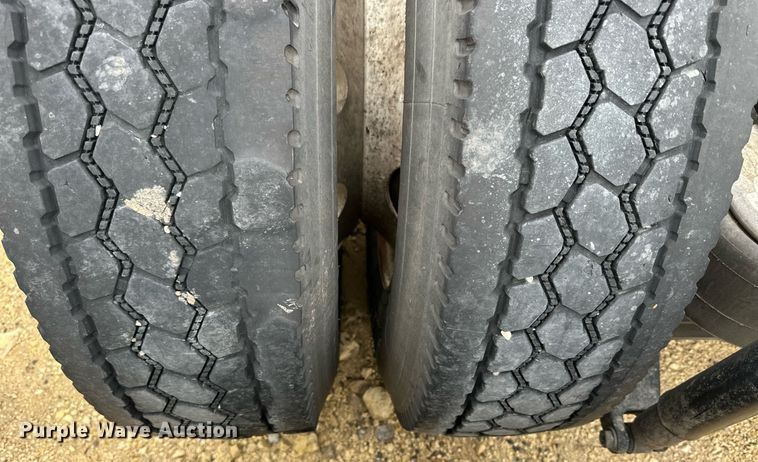 image for item NJ9291 2016 Peterbilt  579 semi truck