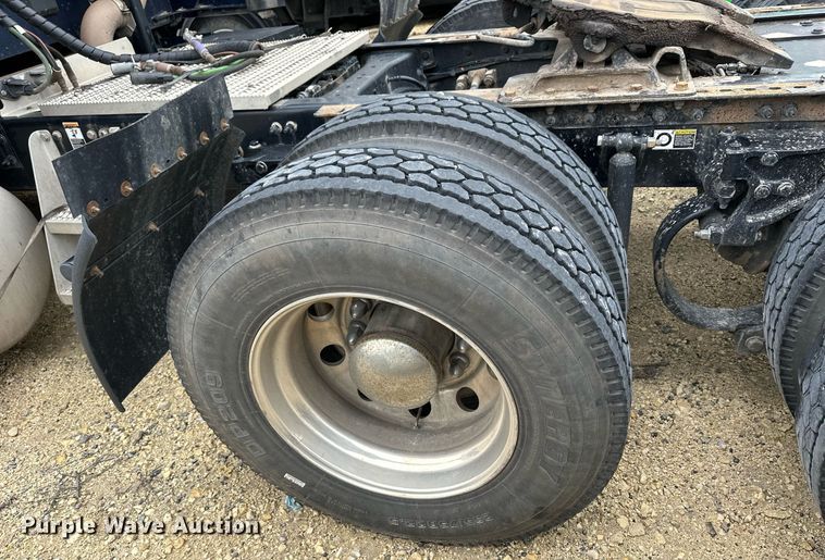 image for item NJ9291 2016 Peterbilt  579 semi truck