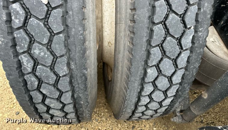 image for item NJ9291 2016 Peterbilt  579 semi truck