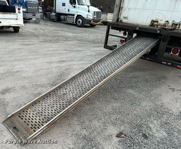 image for item NM9260 2005 International 4300 box truck