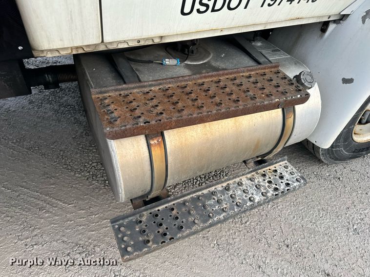 image for item NM9260 2005 International 4300 box truck