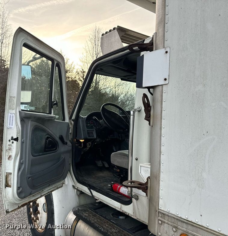 image for item NM9260 2005 International 4300 box truck
